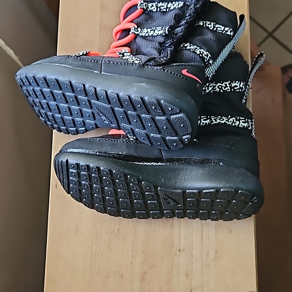 NIKE Girl's Rosherun Hi Sneakerboot (PTV) Black/Hyper Punch-White NWOT 11C - Picture 7 of 8